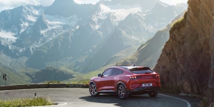 Ford Mustang Mach-E kan ladda 12 mil på tio minuter