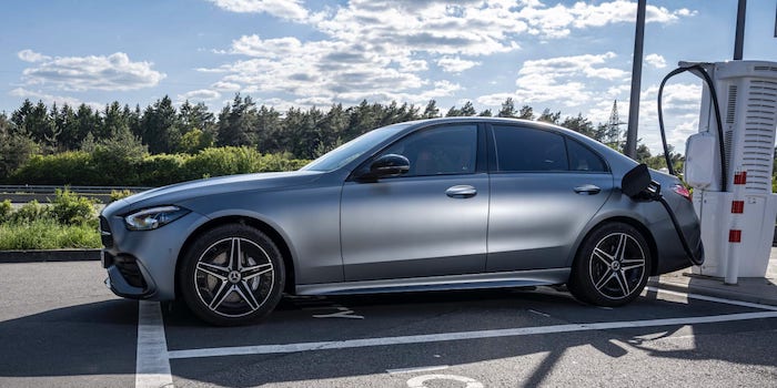 Säljstart för nya C-Klass som laddhybrid – upp till 11 mils räckvidd