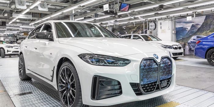 Första serietillverkade BMW i4 visas upp i München