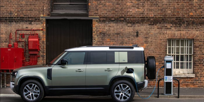 Land Rover Defender introduceras med laddhybridens elkraft