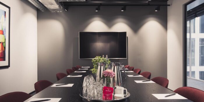 CONVENDUM Mötesrum, upp till 14 personer Convendum erbjuder ett modernt mötesrum för upp till 14 personer i centrala Göteborg, med bekväma möbler, avancerad teknik och en inspirerande atmosfär för effektiva konferenser.