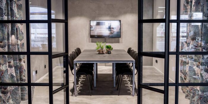 Factory Workspace Konferensrum Factory Workspace har ett ljust och flexibelt konferensrum i centrala Göteborg, perfekt för workshops och presentationer med modern utrustning och bekväma sällskapsytor.