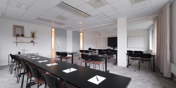 Leir Mat & Möten Granit Leir Mat & Möten – Granit är en inbjudande konferenslokal i Göteborg där bekväma mötesmöjligheter kombineras med smakrika matupplevelser i en avslappnad miljö.