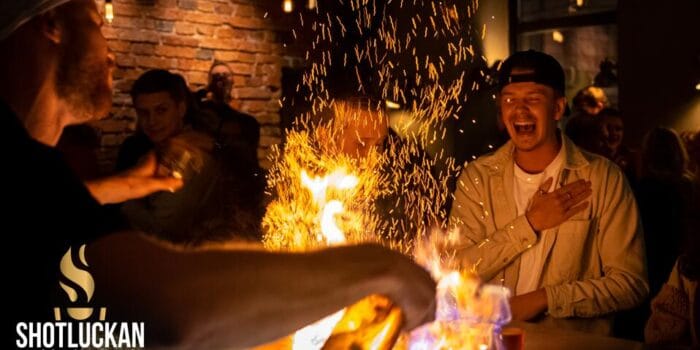 Shotluckan Göteborg Innerummet Shotluckan Göteborg – Innerummet – En energifylld lokal i Göteborg där företaget kan samlas för en rolig kväll med kreativa shots.