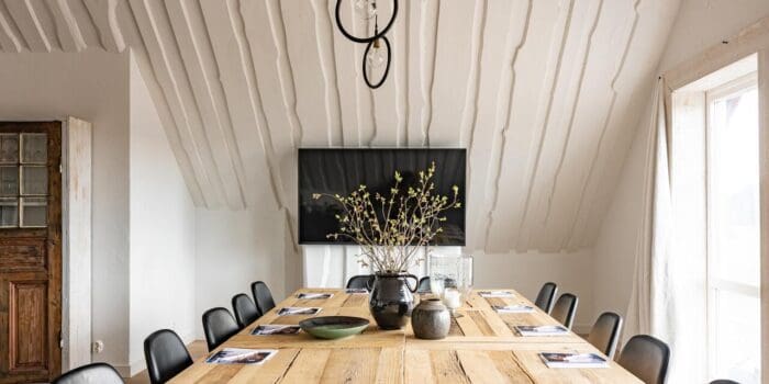 Siggesta gård Byhus 6 Siggesta Gård – Byhus 6 är en mysig konferenslokal i skärgårdsmiljö med rustik charm och teknik för effektiva möten.