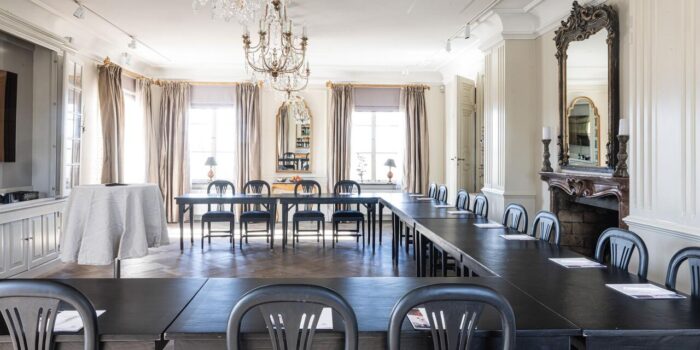 Siggesta gård Salongen Siggesta Gård – Salongen är en lantlig konferenslokal på Värmdö där naturen skapar en inspirerande mötesmiljö med moderna faciliteter.