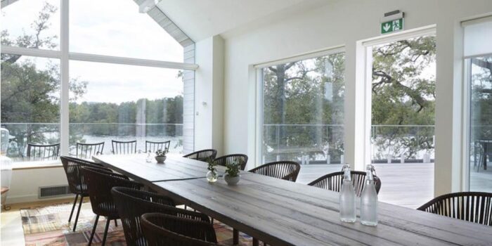 The Old Smokehouse Houston The Old Smokehouse – Houston erbjuder en havsnära konferenslokal i Nacka med rustik inredning och smakrik mat från det egna köket.