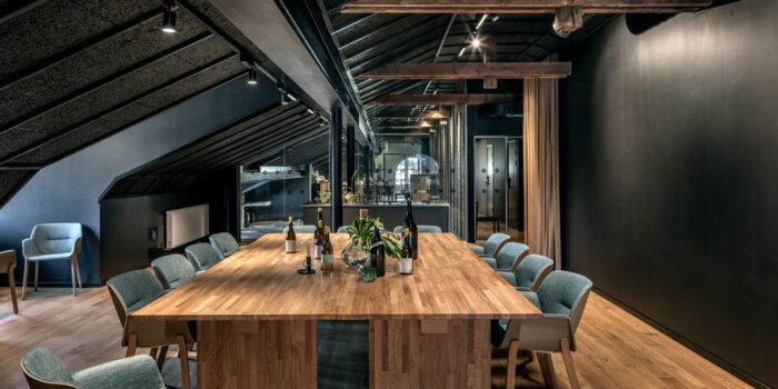 Wine Mechanics Konferensloft Wine Mechanics – Konferensloft är en industriellt designad möteslokal i Slakthuset i Göteborg, där modern teknik och unika vinupplevelser skapar en inspirerande miljö för möten.