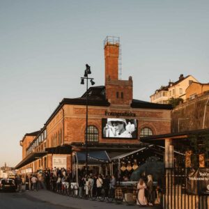 Välkommen till Mötesbaren på sommarverandan hos Fotografiska